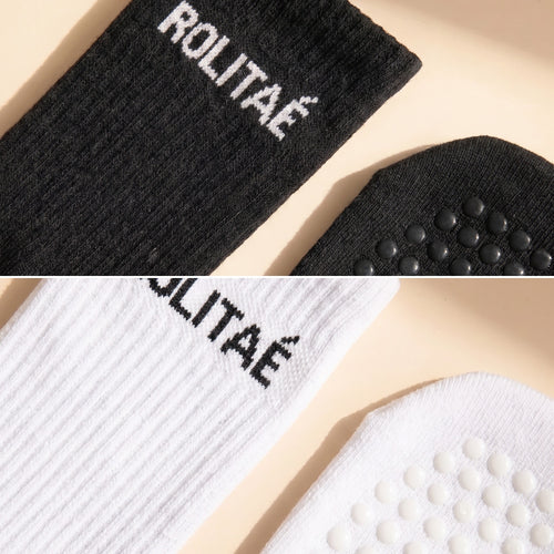 Duo pack pilates sokken zwart en wit, close-up van de boord en de siliconen antislip zool