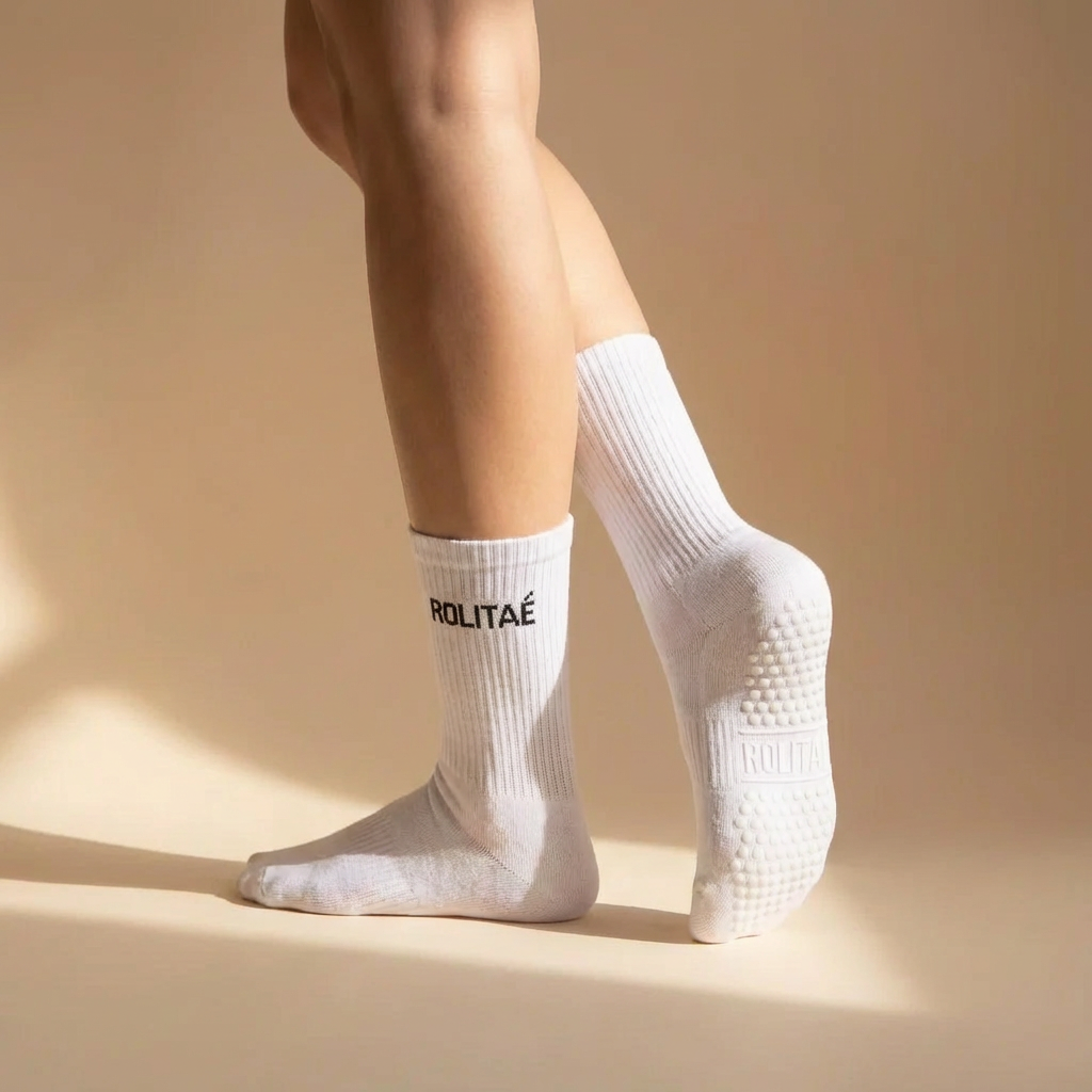 Model draagt de witte pilates sokken uit het duo pack zwart en wit