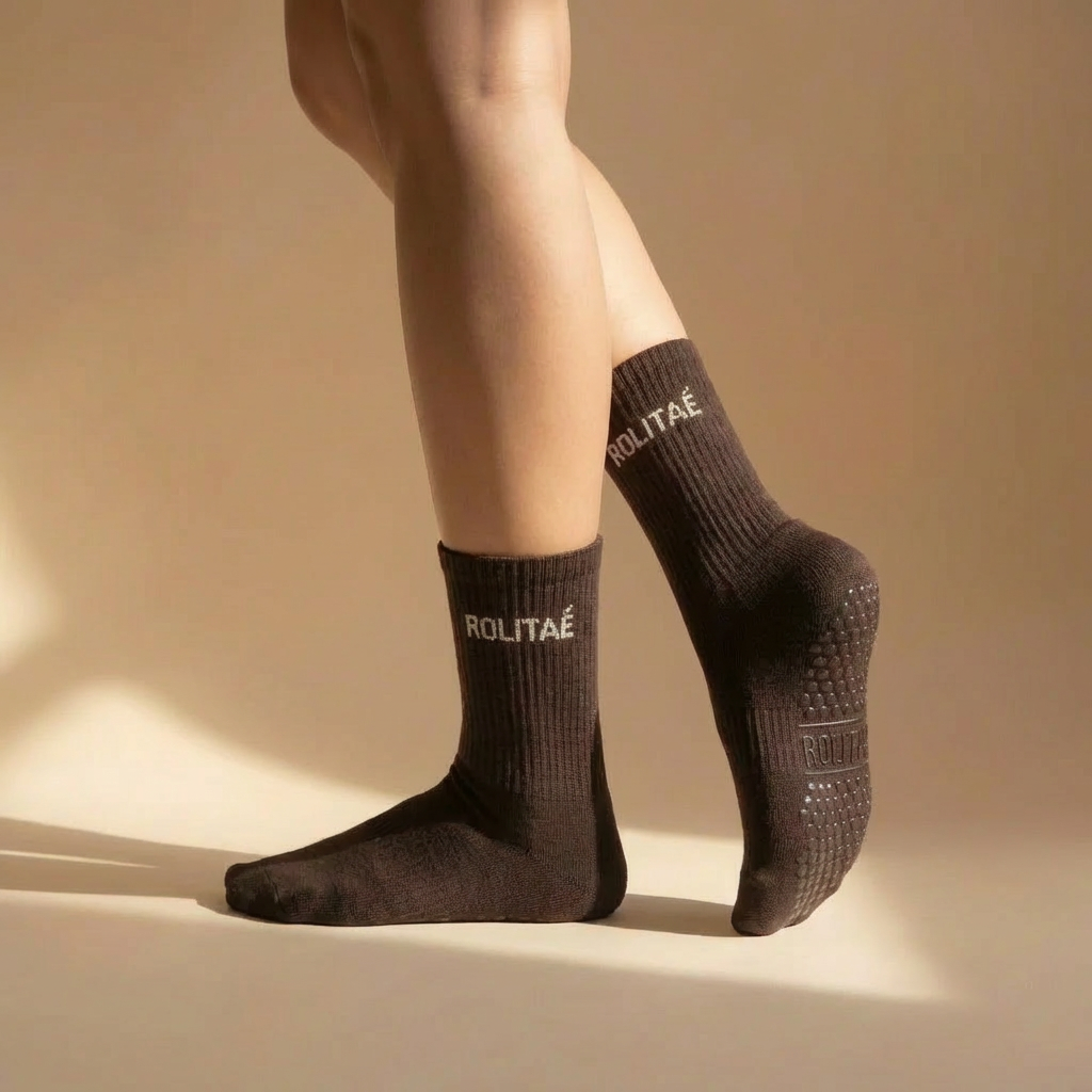 De bruine pilates sokken uit het triple pack groen, mocha en bruin, gedragen