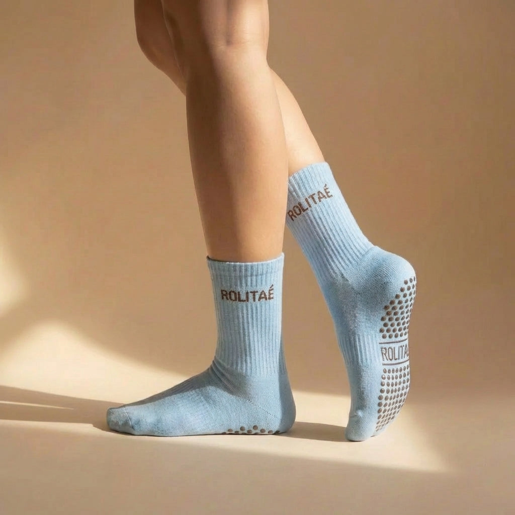 Model draagt de baby blauwe pilates sokken uit het duo pack wit en baby blauw