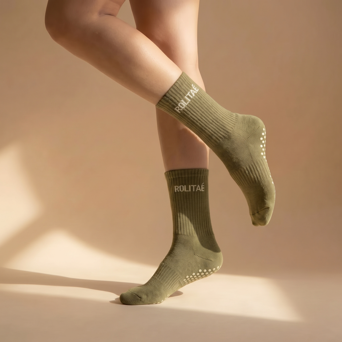 Model draagt de groene pilates sokken uit het duo pack groen en mocha