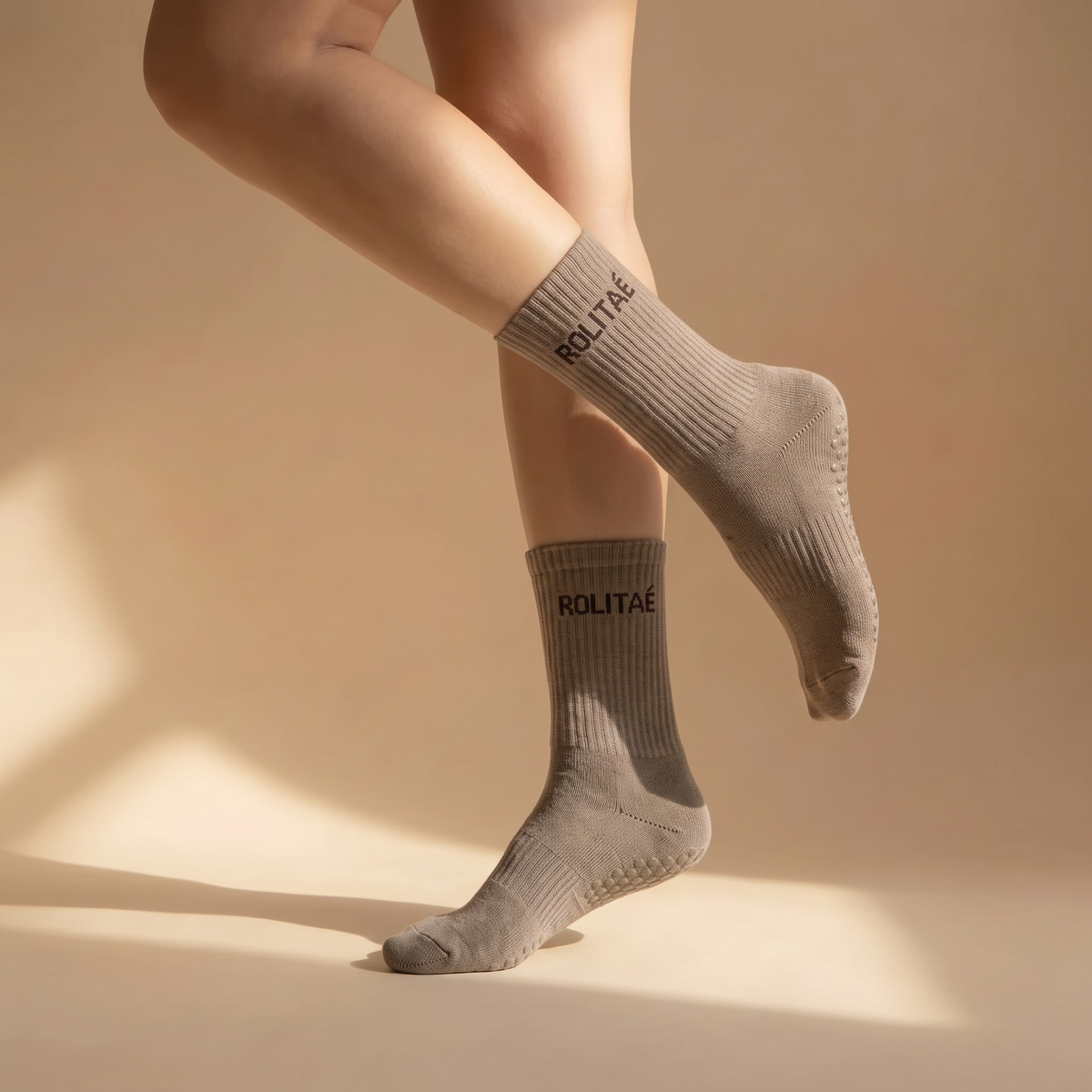 Model draagt mocha pilates sokken met antislip siliconen grip zool
