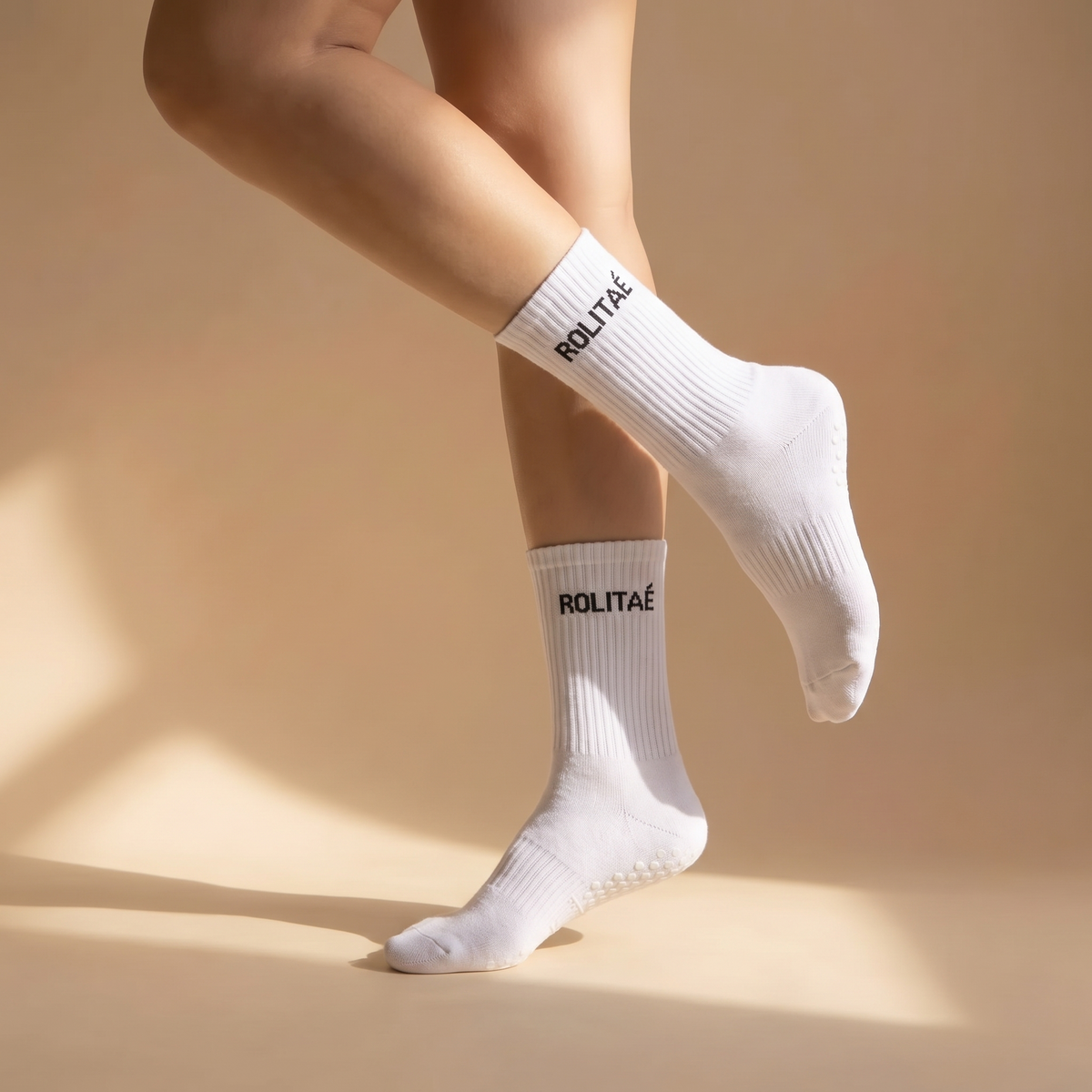 Model draagt de witte pilates sokken uit het duo pack wit en baby blauw