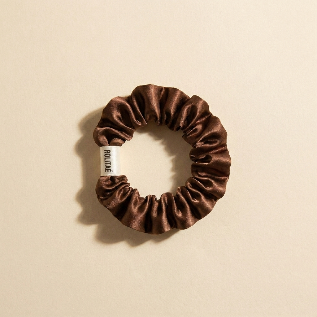 Rolitae Silk Scrunchie Mini in bruin - 100% moerbeizijde met gewikkeld wit ROLITAE label