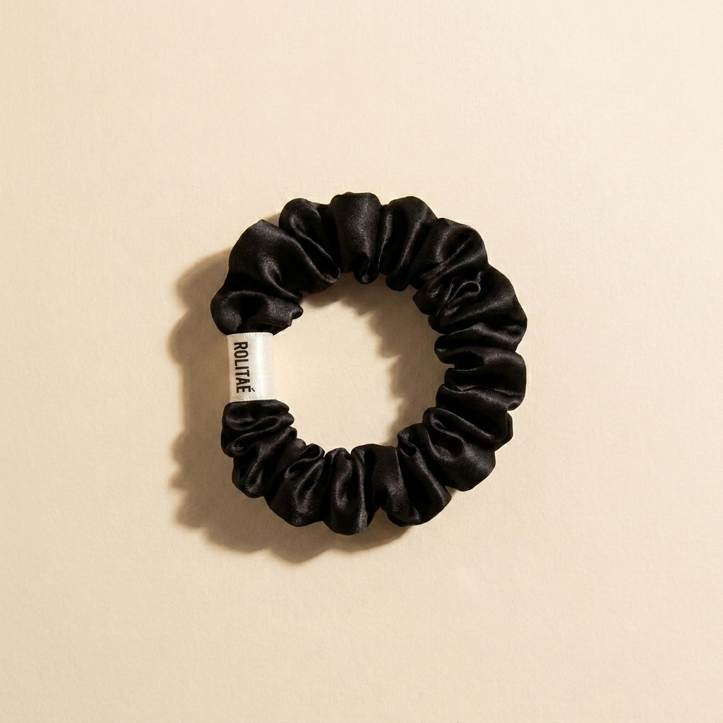 Rolitae Silk Scrunchie Mini in zwart - 100% moerbeizijde met gewikkeld wit ROLITAE label